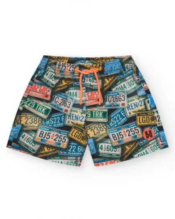 Bañador para niño multicolor con estampado de matrículas y cintura ajustable.