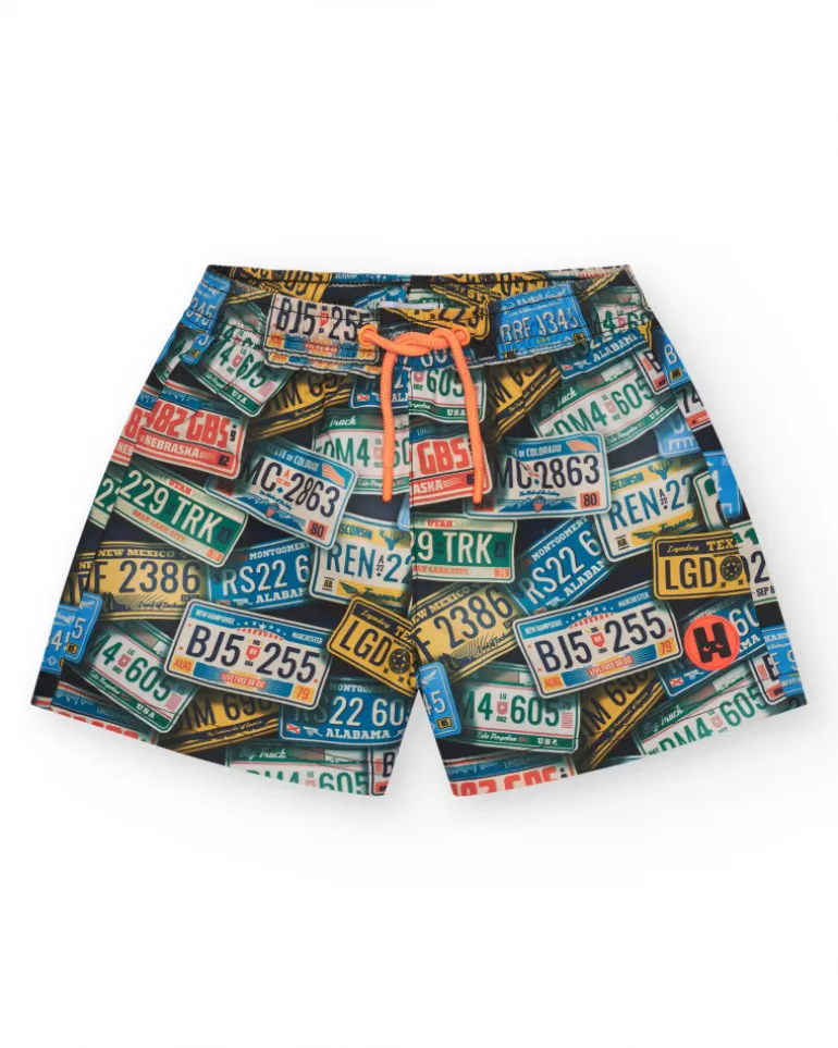 Bañador para niño multicolor con estampado de matrículas y cintura ajustable.
