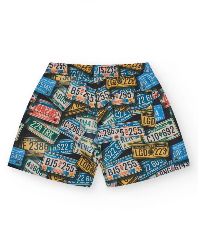 Bañador para niño multicolor con estampado de matrículas y cintura ajustable.
