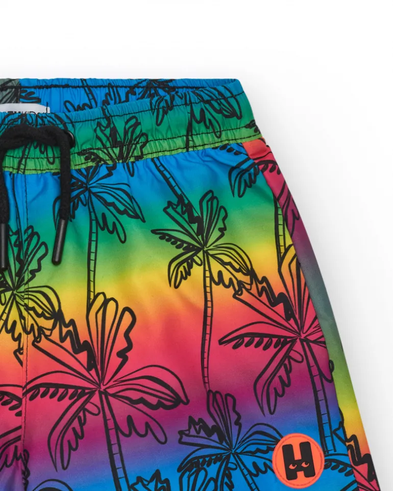Bañador para niño multicolor con estampado de palmeras y cintura ajustable.