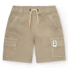 Bermuda cargo para niño en color beige con bolsillos laterales y cintura ajustable.
