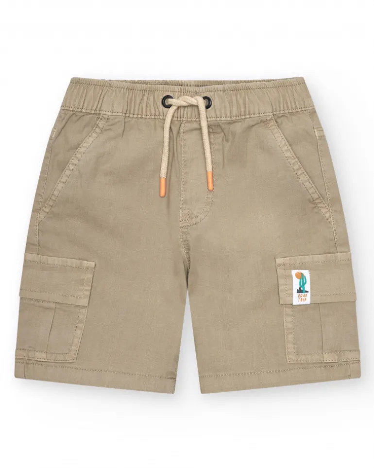 Bermuda cargo para niño en color beige con bolsillos laterales y cintura ajustable.