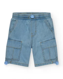 Bermuda cargo para niño en denim claro con bajos ajustables.