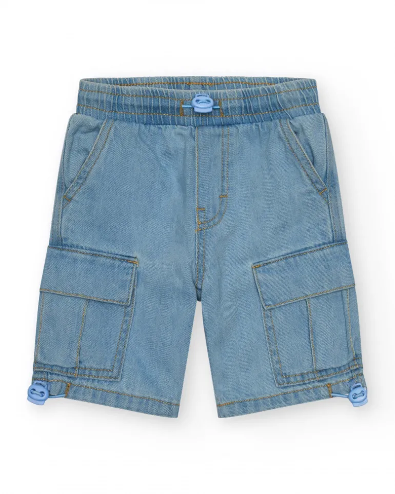 Bermuda cargo para niño en denim claro con bajos ajustables.