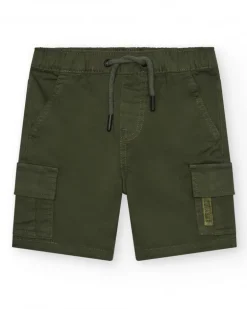 Bermuda cargo para niño en verde con bolsillos laterales y cintura ajustable.