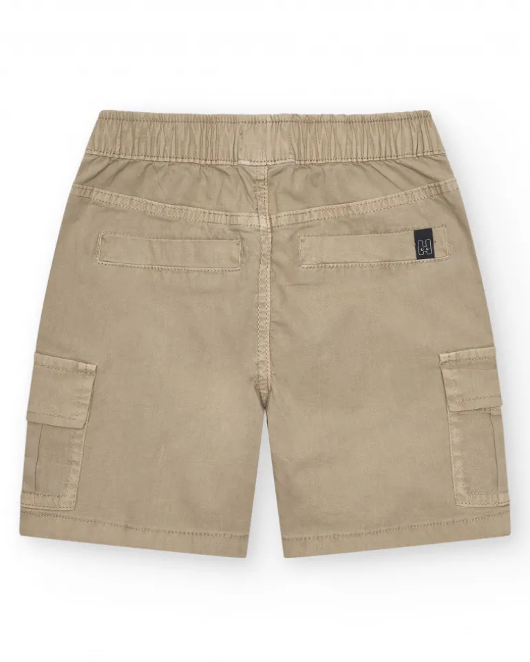Bermuda cargo para niño en color beige con bolsillos laterales y cintura ajustable.