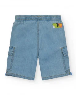 Bermuda cargo para niño en denim claro con bajos ajustables.