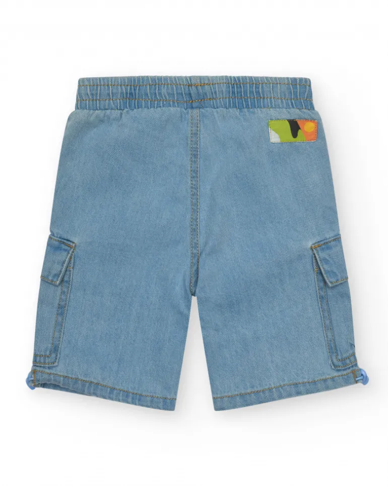 Bermuda cargo para niño en denim claro con bajos ajustables.