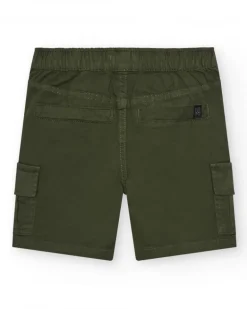 Bermuda cargo para niño en verde con bolsillos laterales y cintura ajustable.