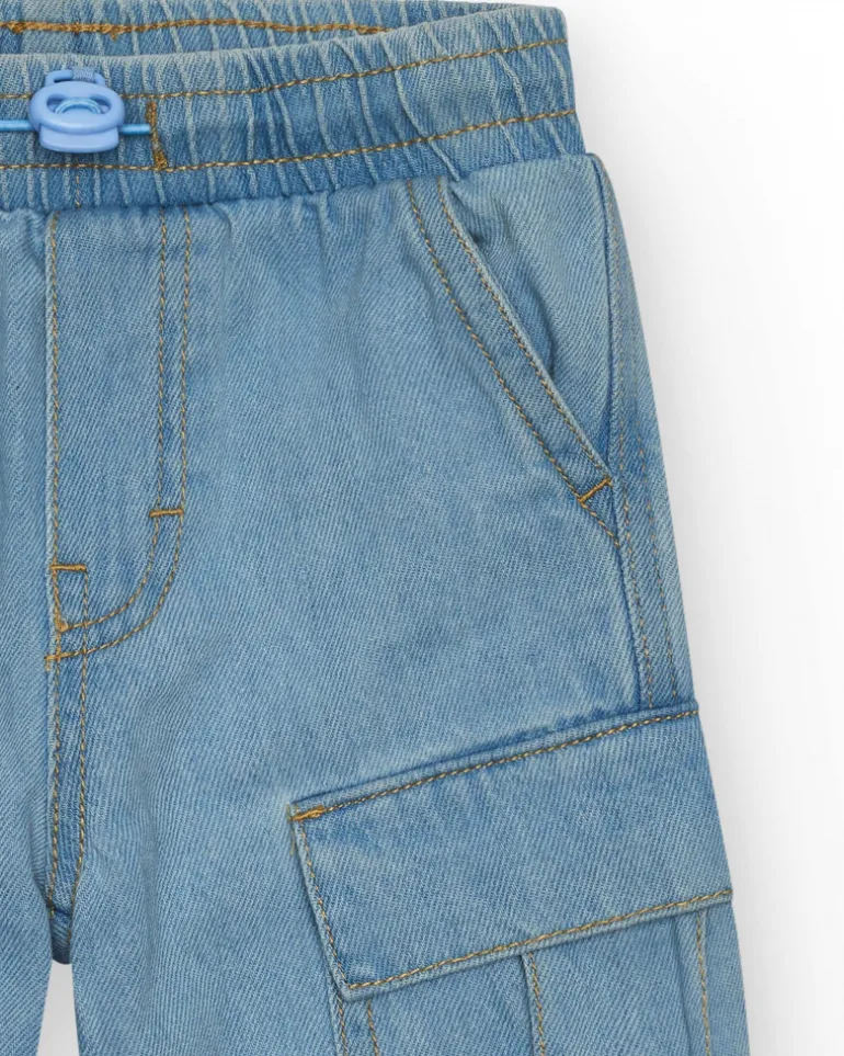 Bermuda cargo para niño en denim claro con bajos ajustables.