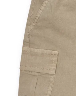 Bermuda cargo para niño en color beige con bolsillos laterales y cintura ajustable.