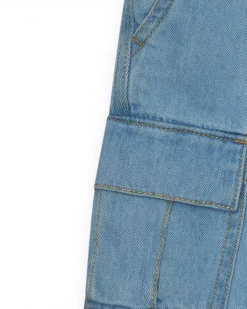 Bermuda cargo para niño en denim claro con bajos ajustables.