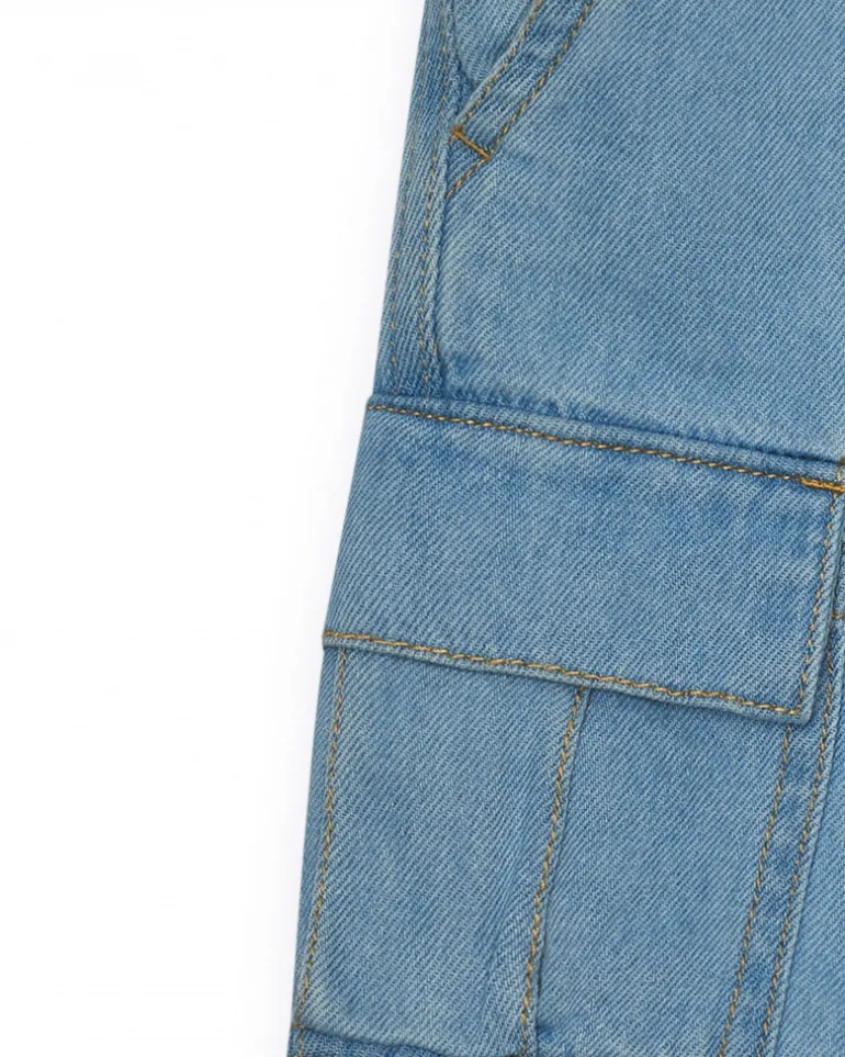 Bermuda cargo para niño en denim claro con bajos ajustables.