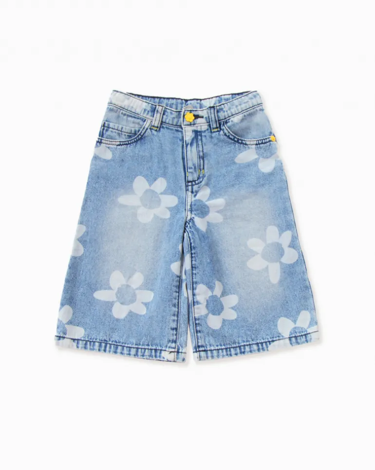 Bermuda niña en denim azul con estampado de flores