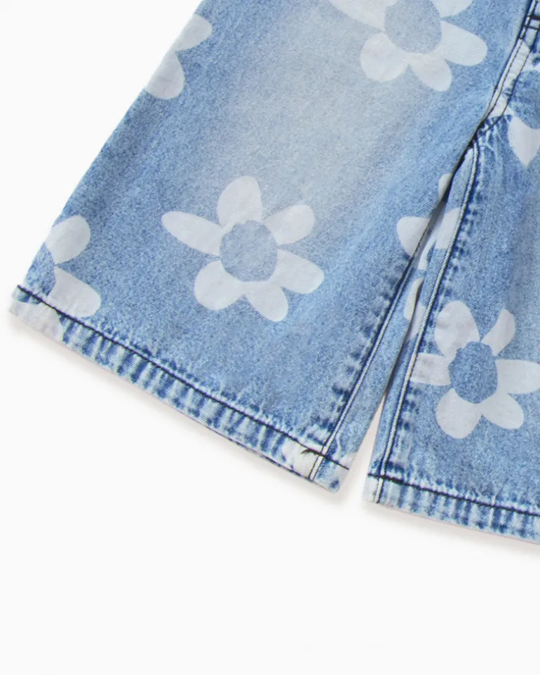 Bermuda niña en denim azul con estampado de flores