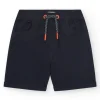 Bermuda para niño en azul marino con cintura elástica y cordón multicolor.