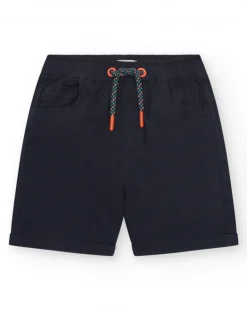 Bermuda para niño en azul marino con cintura elástica y cordón multicolor.