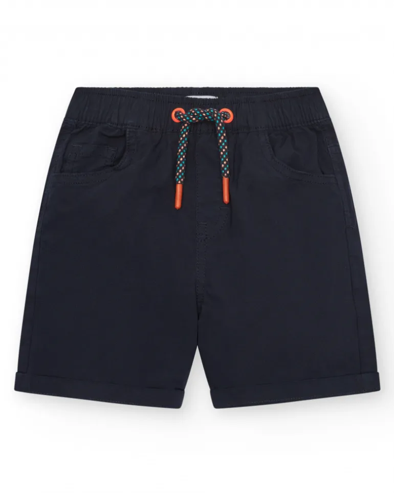 Bermuda para niño en azul marino con cintura elástica y cordón multicolor.