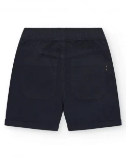Bermuda para niño en azul marino con cintura elástica y cordón multicolor.