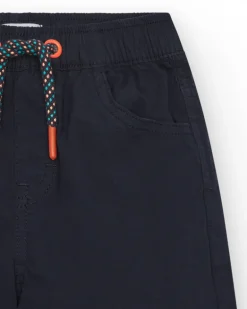 Bermuda para niño en azul marino con cintura elástica y cordón multicolor.