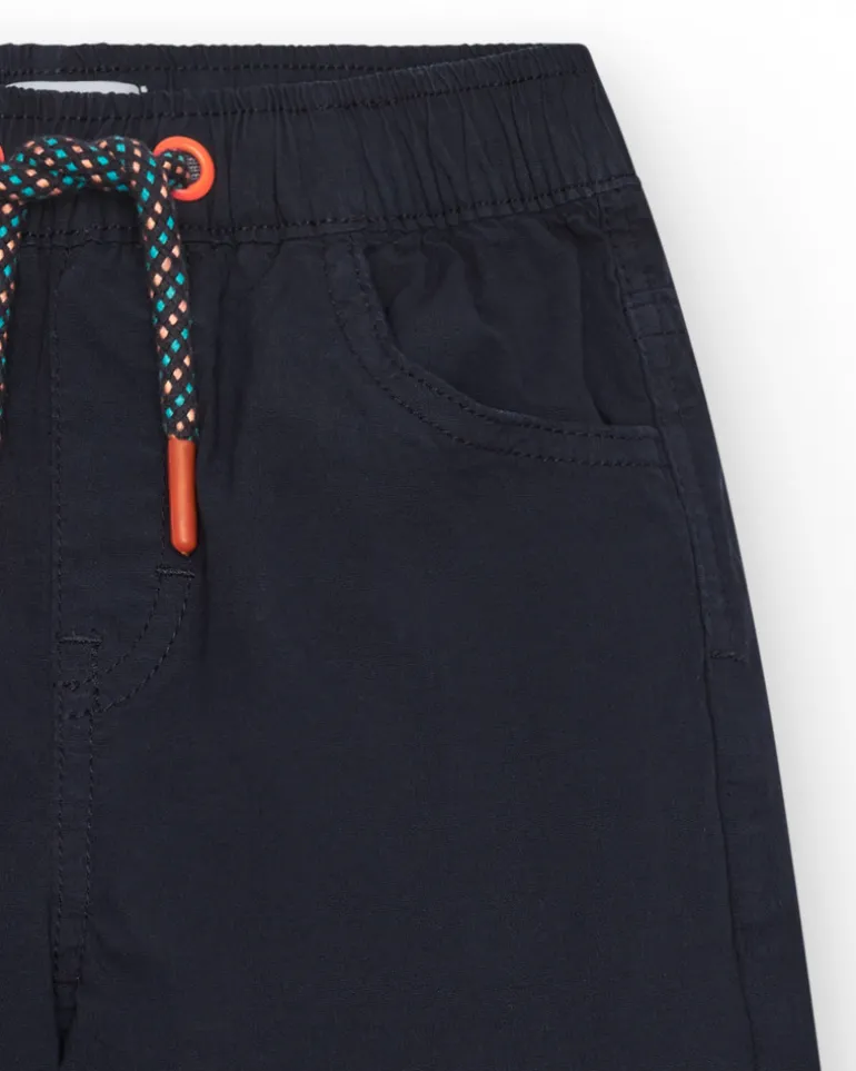 Bermuda para niño en azul marino con cintura elástica y cordón multicolor.