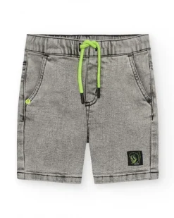 Bermuda para niño en denim gris lavado con cordón verde flúor.