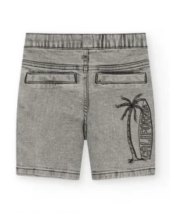 Bermuda para niño en denim gris lavado con cordón verde flúor.