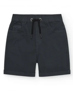 Bermuda para niño en gris oscuro con cintura ajustable y bajo vuelto.