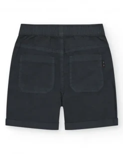 Bermuda para niño en gris oscuro con cintura ajustable y bajo vuelto.