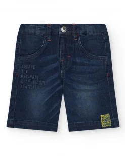 Bermuda vaquera para niño en azul oscuro con mensajes bordados.