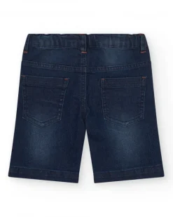 Bermuda vaquera para niño en azul oscuro con mensajes bordados.