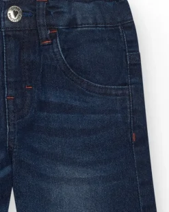 Bermuda vaquera para niño en azul oscuro con mensajes bordados.