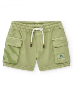 Bermuda verde de sarga para niño con bolsillos cargo y cordón ajustable