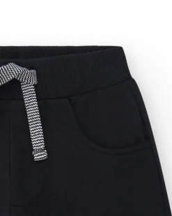 Bermudas para niño color negro con cintura ajustable y bolsillos
