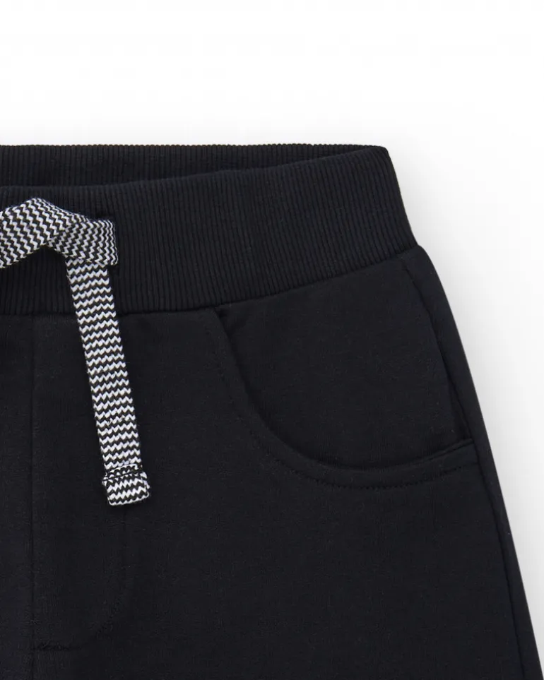 Bermudas para niño color negro con cintura ajustable y bolsillos