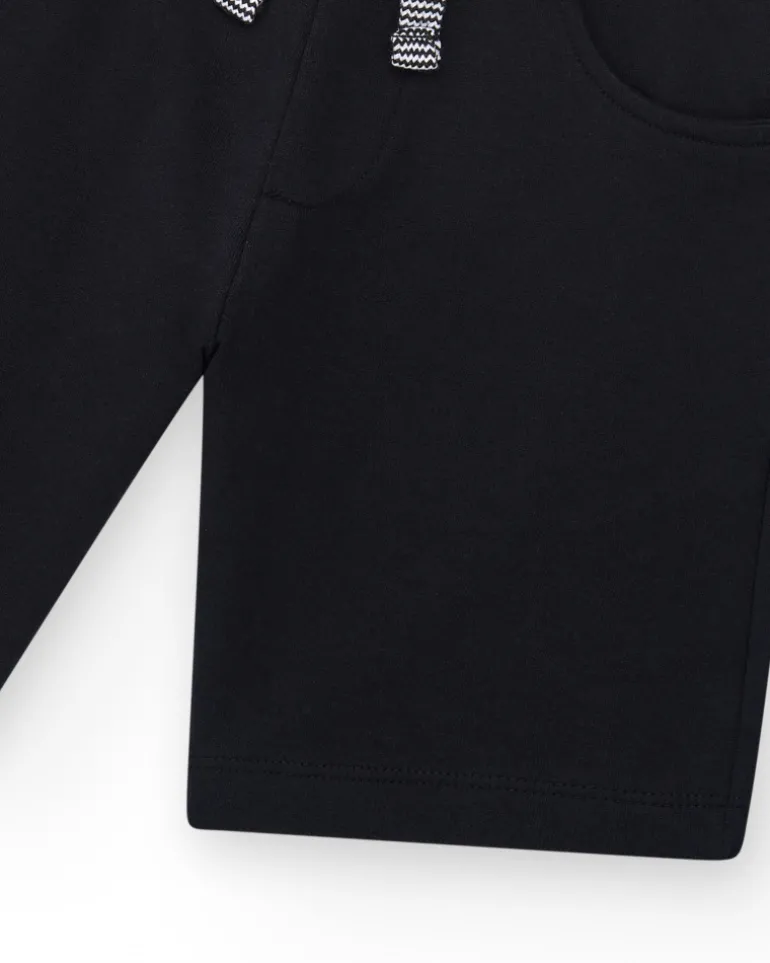 Bermudas para niño color negro con cintura ajustable y bolsillos