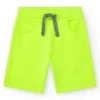 Bermudas para niño en amarillo con cintura ajustable y bolsillos