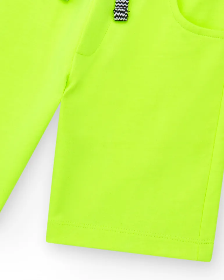 Bermudas para niño en amarillo con cintura ajustable y bolsillos