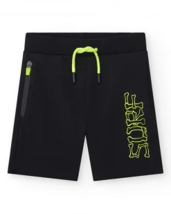 Bermudas para niño en negro con cintura elástica y bolsillo lateral