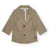 Blazer beige para niño con cierre de dos botones y bolsillos