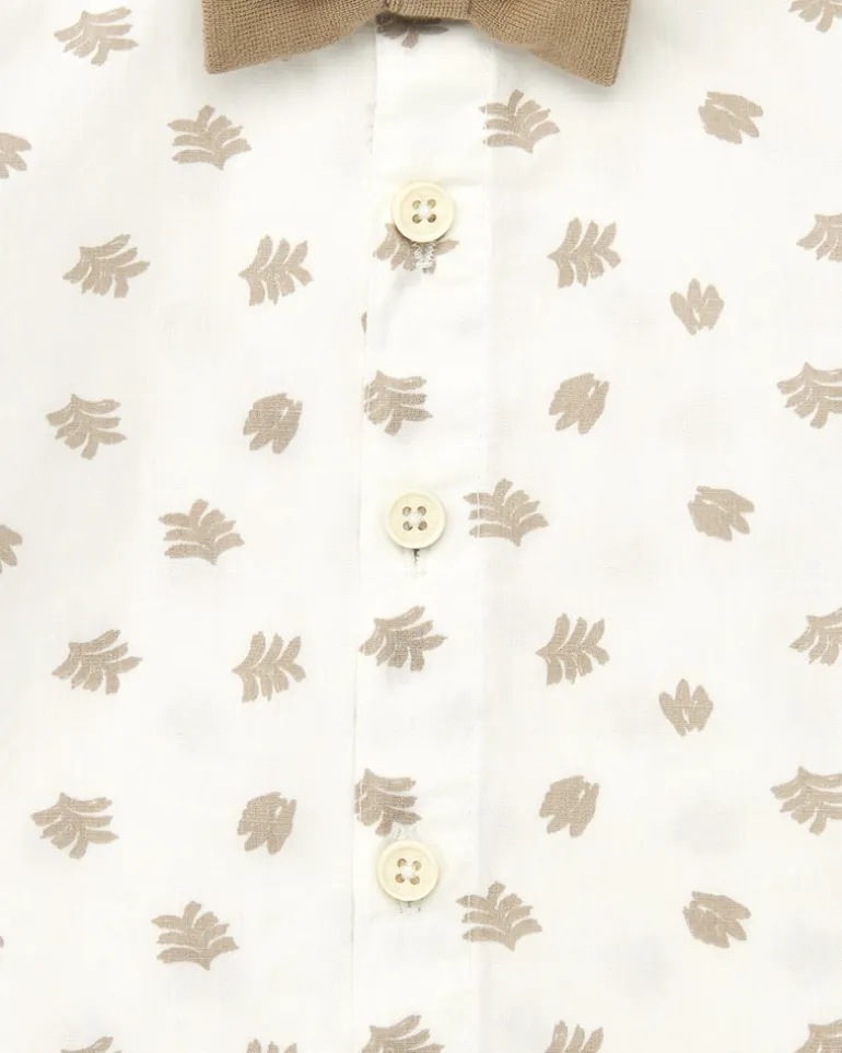 Camisa blanca para niño con hojas beige y pajarita desmontable