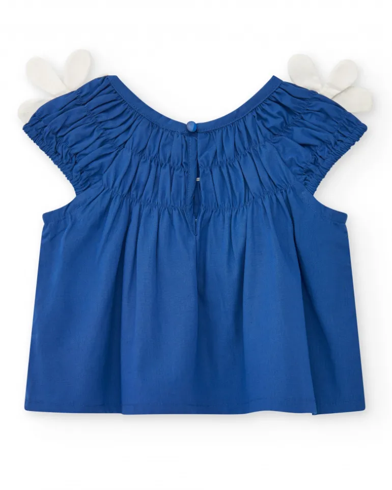 Camisa para niña en azul con flores y fruncido