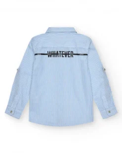 Camisa para niño en azul con rayas finas y manga larga remangable.