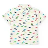 Camisa para niño en blanco con tiburones multicolor