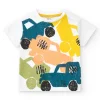 Camiseta blanca para niño con vehículos multicolor y cierre en el hombro