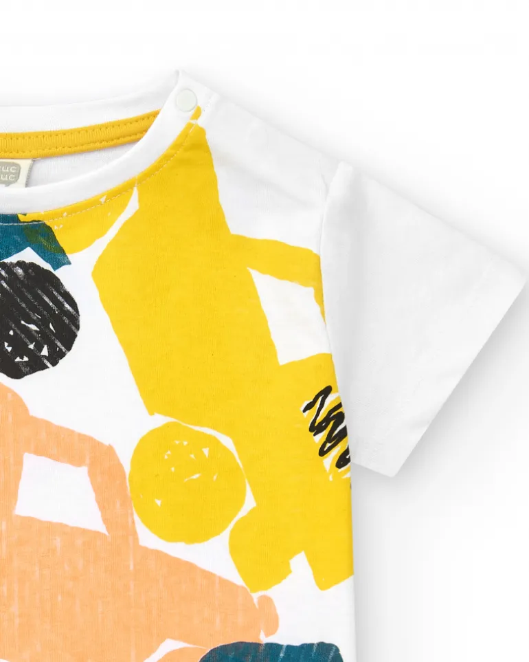 Camiseta blanca para niño con vehículos multicolor y cierre en el hombro