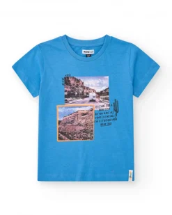 Camiseta de manga corta para niño en azul con estampado y mensaje sobre viajes