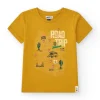 Camiseta de manga corta para niño en mostaza con estampado frontal