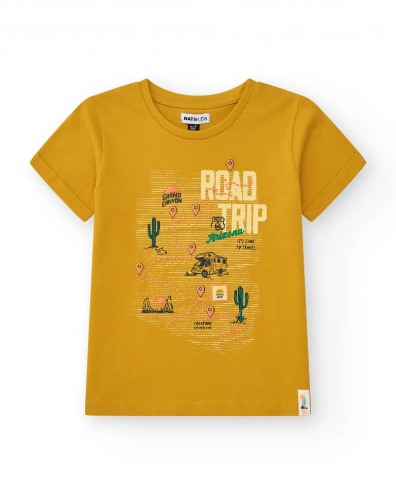 Camiseta de manga corta para niño en mostaza con estampado frontal