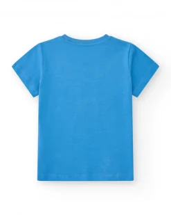 Camiseta de manga corta para niño en azul con estampado y mensaje sobre viajes